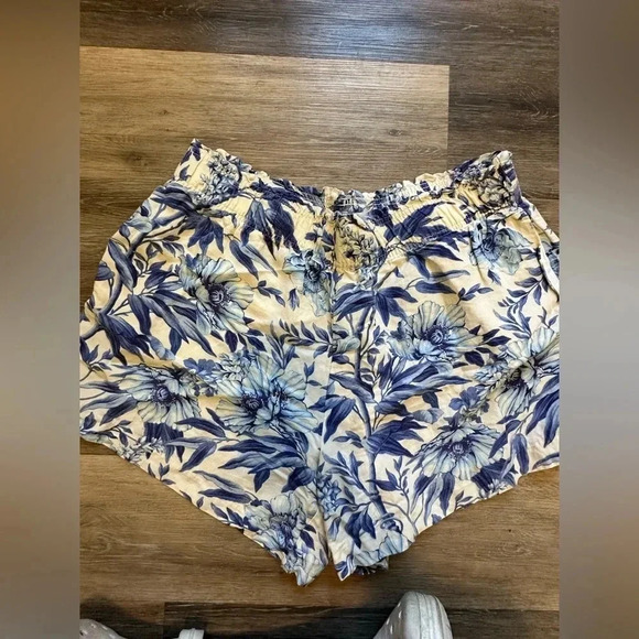 H&M Women’s Blue and Cream Linen Blend Hawaiian Floral Flowy Shorts Size XL - Picture 2 of 9